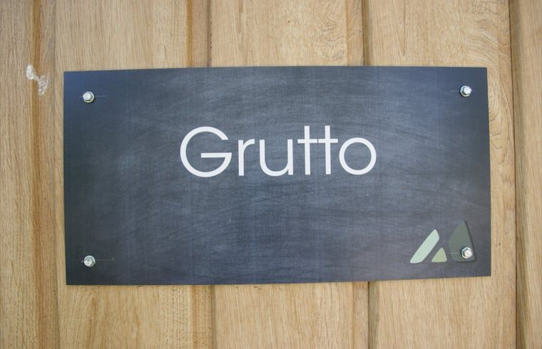 Rustgevende vijver in de tuin van Vakantiehuisje in Dalerveen, Zuidoost Drenthe, omringd door natuur.