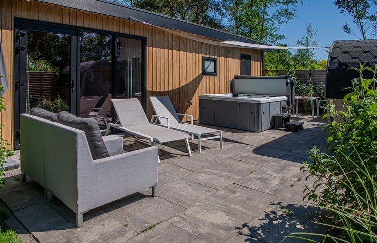Prive-sauna en jacuzzi bij Vakantiehuisje in Dalerveen, Zuidoost Drenthe, voor ultieme luxe.