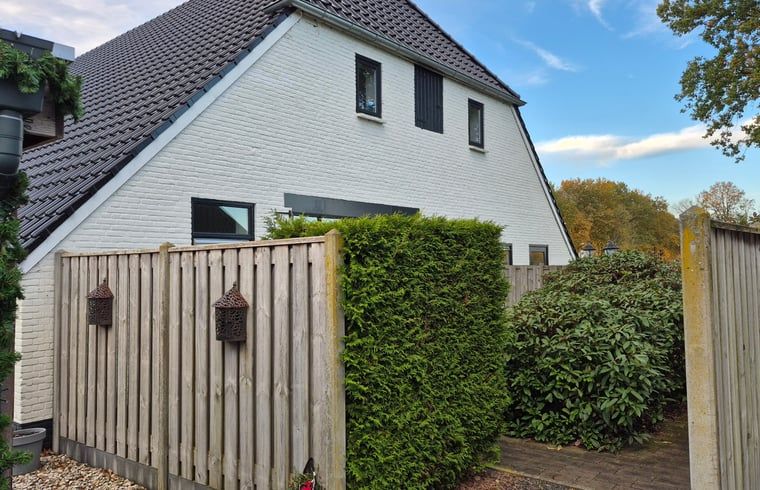 Vacation cottage in Dalerveen, a charming cottage in Southeast Drenthe, surrounded by green hedges and peaceful surroundings.
