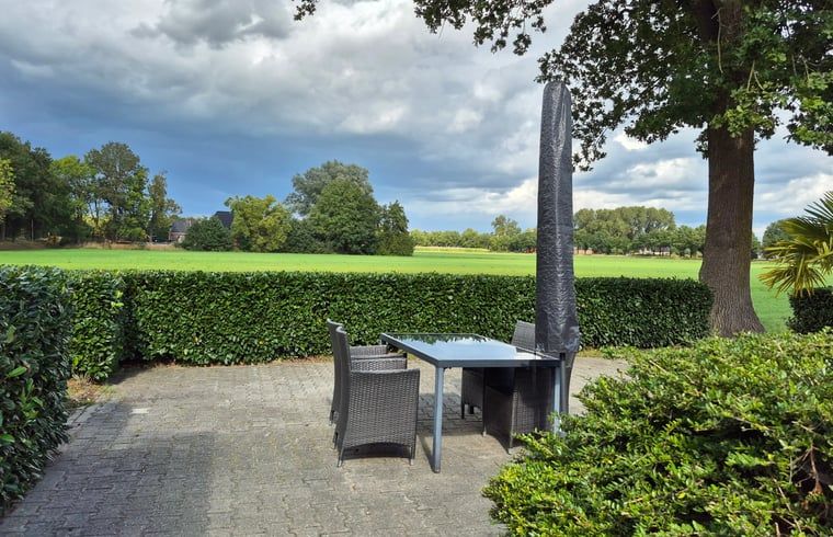 Geniessen Sie die ruhige Umgebung auf der Terrasse des Ferienhauses in Dalerveen, das im schoenen Sued-Ost-Drenthe liegt.