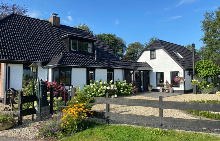 Floral entrance to Cottage in Dalen, vacation accommodation in Southeast Drenthe.