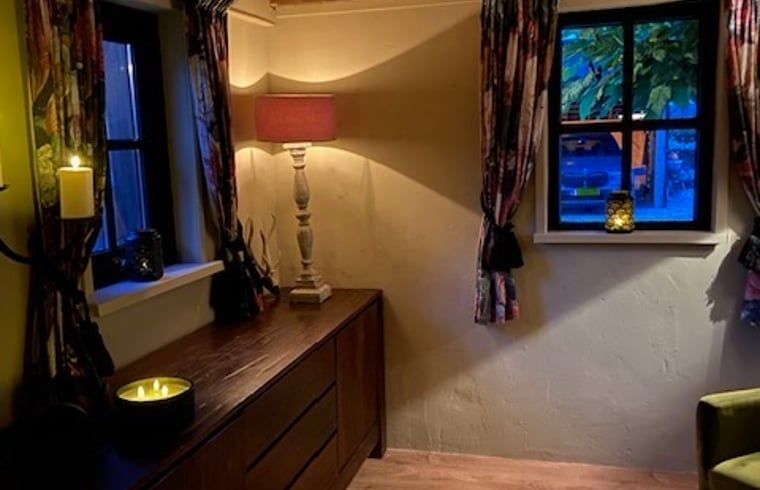 Cozy living room of Huisje in Dalen, vacation home in Drenthe with comfortable seating area.