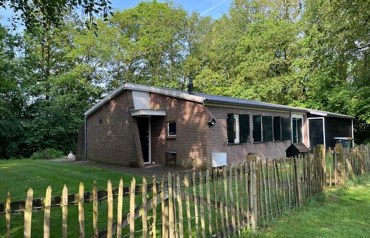 Geraeumiges Wohnzimmer in Cottage in Gees, Ferienhaus im Suedosten von Drenthe, mit Blick auf die gruene Natur.