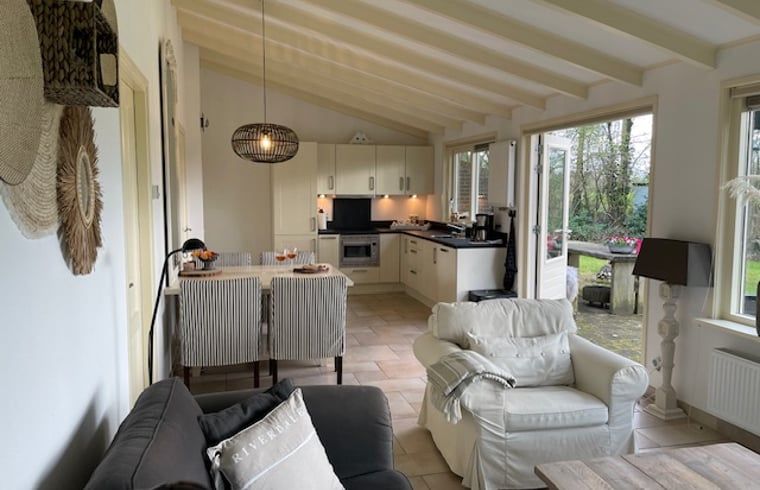 Offene Kueche und Wohnzimmer im Cottage in Gees, einer modern eingerichteten Ferienunterkunft im Suedosten von Drenthe.