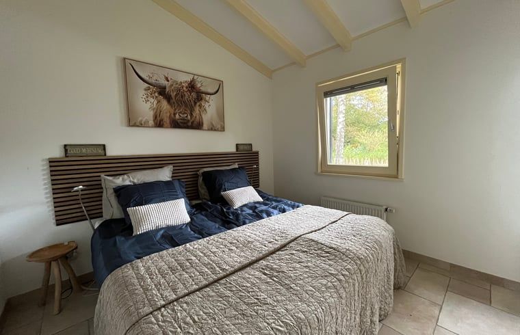 Komfortables Schlafzimmer in Cottage in Gees, Ferienhaus in Suedost-Drenthe, mit Blick auf den Garten.