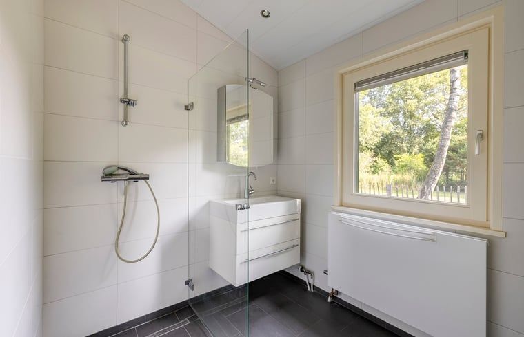 Modernes Badezimmer in Cottage in Gees, Ferienhaus in Suedost-Drenthe, mit geraeumiger Dusche und Blick in die Natur.