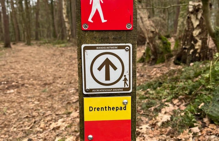 Wanderwegmarkierungen am Cottage in Gees, einer Ferienunterkunft im Suedosten von Drenthe, ideal fuer Naturliebhaber.