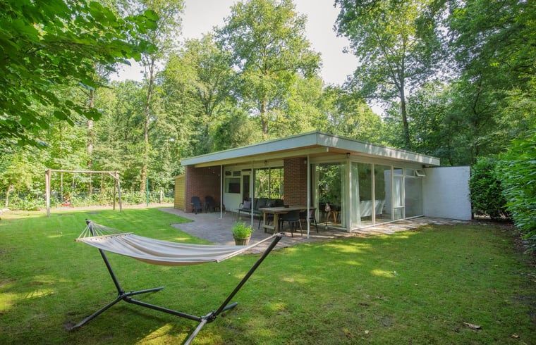Lichte woonkamer in Vakantiehuis in Schoonoord, Zuidoost Drenthe met moderne inrichting en uitzicht op groene tuin.