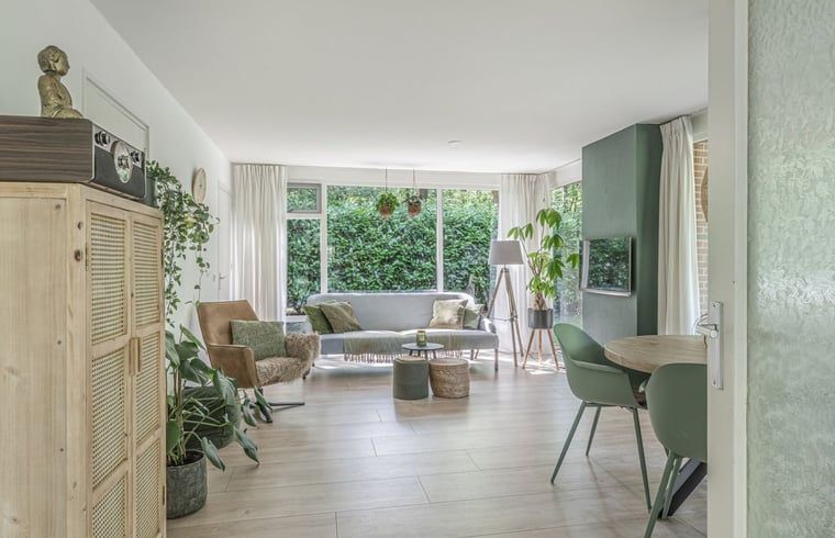 Stijlvolle keuken in Vakantiehuis in Schoonoord, Drenthe met witte kasten en groene achterwand.