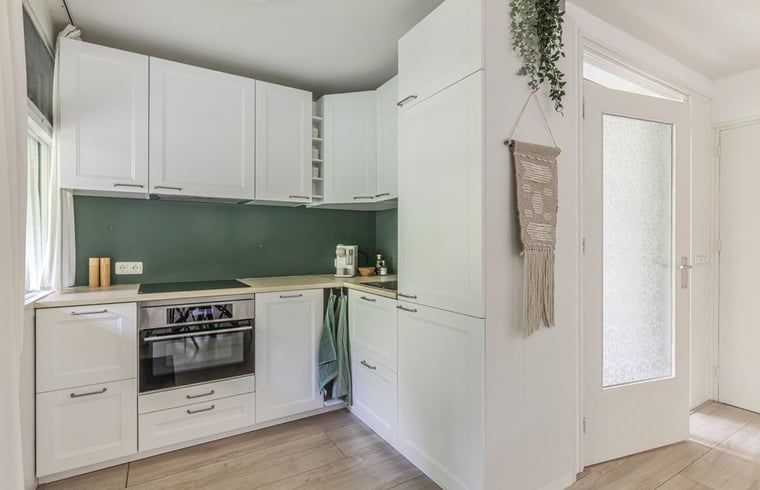 Eetruimte in Vakantiehuis in Schoonoord, Zuidoost Drenthe met ronde tafel en hanglamp.