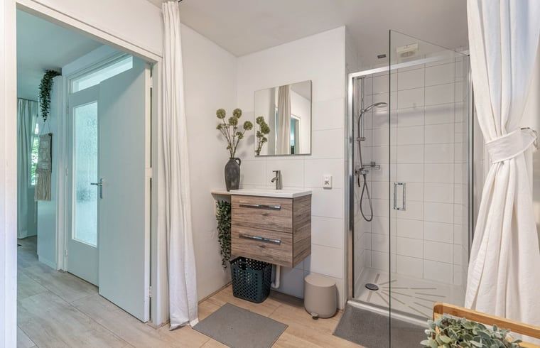 Slaapkamer in Vakantiehuis in Schoonoord, Zuidoost Drenthe met twee eenpersoonsbedden en bureau.