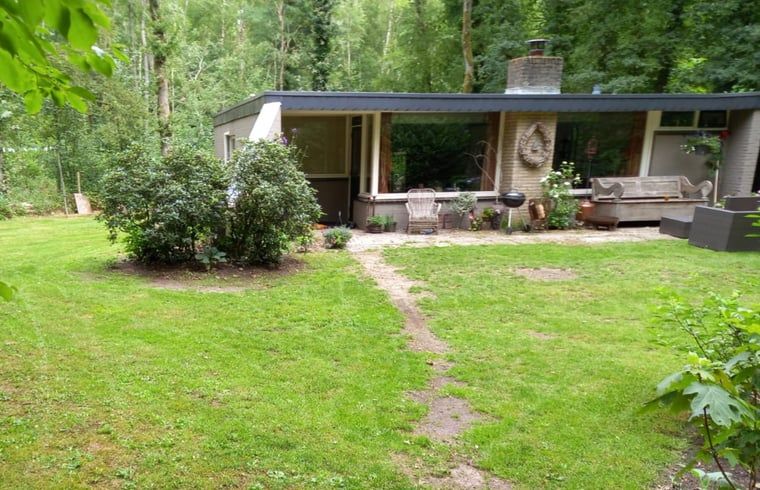 Ferienhaus in Schoonoord mit grosser Veranda, umgeben von gruener Natur in Suedost-Drenthe, ideal fuer einen erholsamen Aufenthalt.