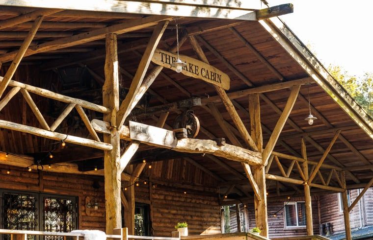 Cottage in Erm, cottage with rustic wooden porch in Southeast Drenthe, surrounded by natural beauty and serene surroundings.