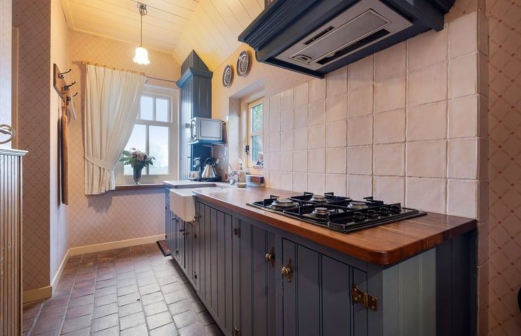 Cozy kitchen in Cottage in Stieltjeskanaal, Drenthe, with country charm and modern facilities for a comfortable stay.