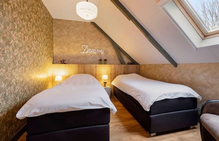 Sfeervolle tweepersoonskamer in Huisje in Stieltjeskanaal, bed and breakfast in Zuidoost Drenthe met uitzicht op de natuur.