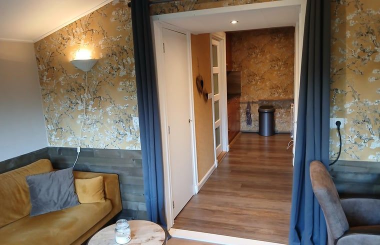 Gezellige binnenruimte van Vakantiehuisje in Stieltjeskanaal, Zuidoost Drenthe, met sfeervolle inrichting en comfortabele zithoek.