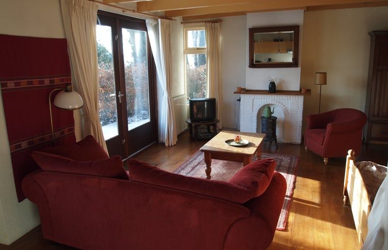 Knusse open haard in de woonkamer van Vakantiehuis in Odoornerveen, Zuidoost Drenthe, Drenthe.