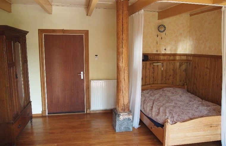 Sfeervolle slaapkamer met houten details in Vakantiehuis in Odoornerveen, Zuidoost Drenthe, Drenthe.