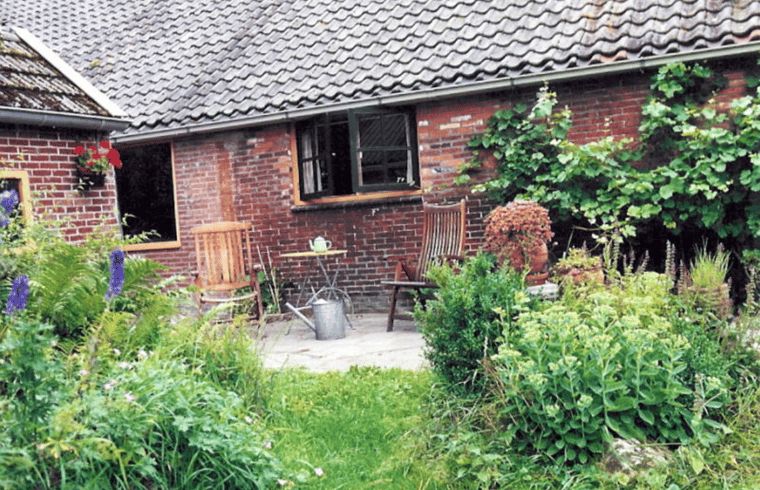 Buitenruimte met groene tuin bij Vakantiehuis in Odoornerveen, ideaal voor ontspanning, Zuidoost Drenthe, Drenthe.
