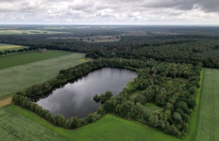 Luchtfoto van Vakantiehuisje in Odoornerveen, gelegen in de groene natuur van Zuidoost Drenthe met een prachtig meer en bosrijke omgeving.