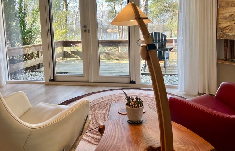 Gezellige woonkamer in Vakantiehuisje in Odoornerveen met uitzicht op terras en natuur in Zuidoost Drenthe.
