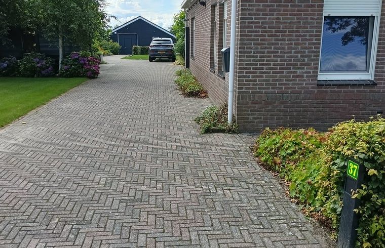 Driveway to Cottage in Emmer-Compascuum, vacation home in Southeast Drenthe, Drenthe.