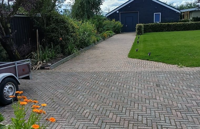 Large garden with trampoline at Cottage in Emmer-Compascuum, vacation home in Southeast Drenthe, Drenthe.