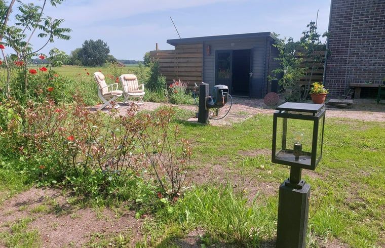 Natuerliche Umgebung im Ferienhaus in Zwinderen mit Picknicktisch am Wasser in Drenthe.