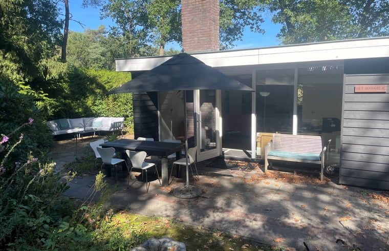 Geniet van de rust op het terras van Vakantiehuisje in Doldersum, gelegen in het groene Zuidwest Drenthe. Perfect voor ontspanning in de natuur.