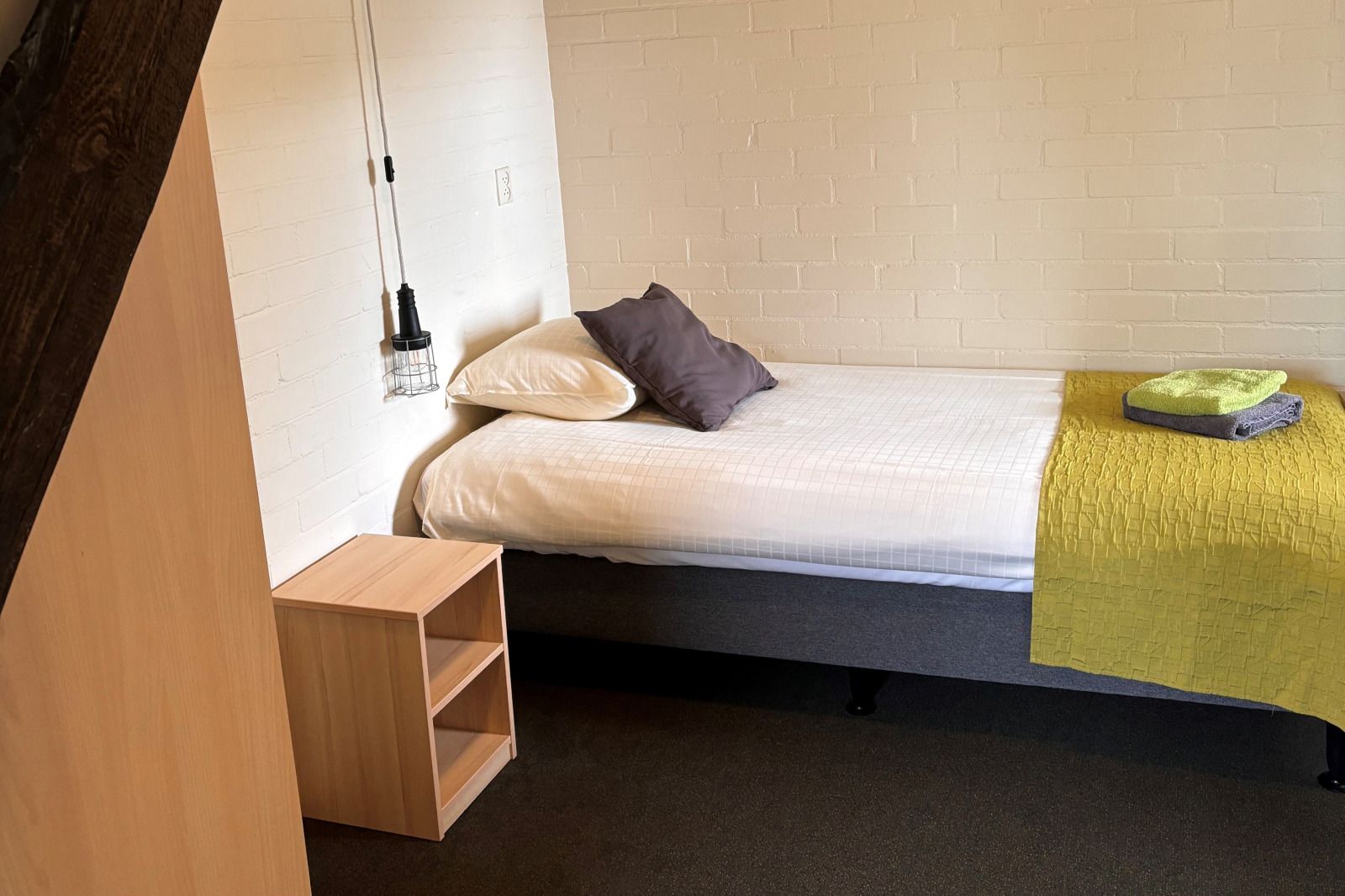 Modernes Wohnzimmer im Ferienhaus DG1706, Havelte, Drenthe mit Zugang zur Terrasse.