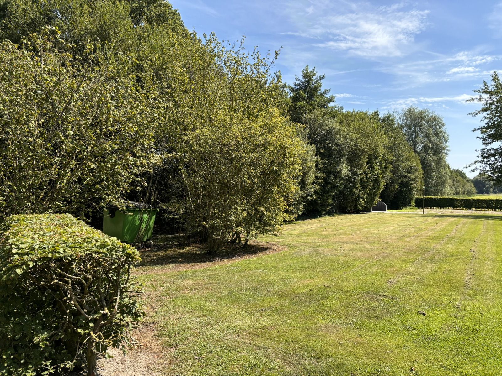 Picknicktische im Garten des Ferienhauses DG1706, Havelte, Drenthe mit Blick auf die Felder.