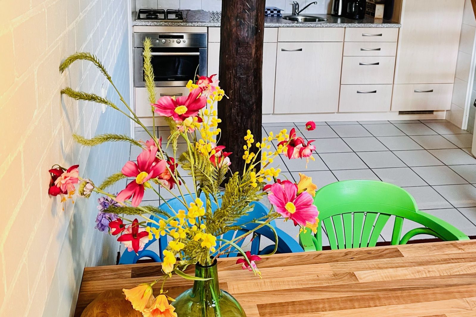 Modernes Badezimmer im Ferienhaus DG1706, Havelte, Drenthe mit Dusche und Waschbecken.