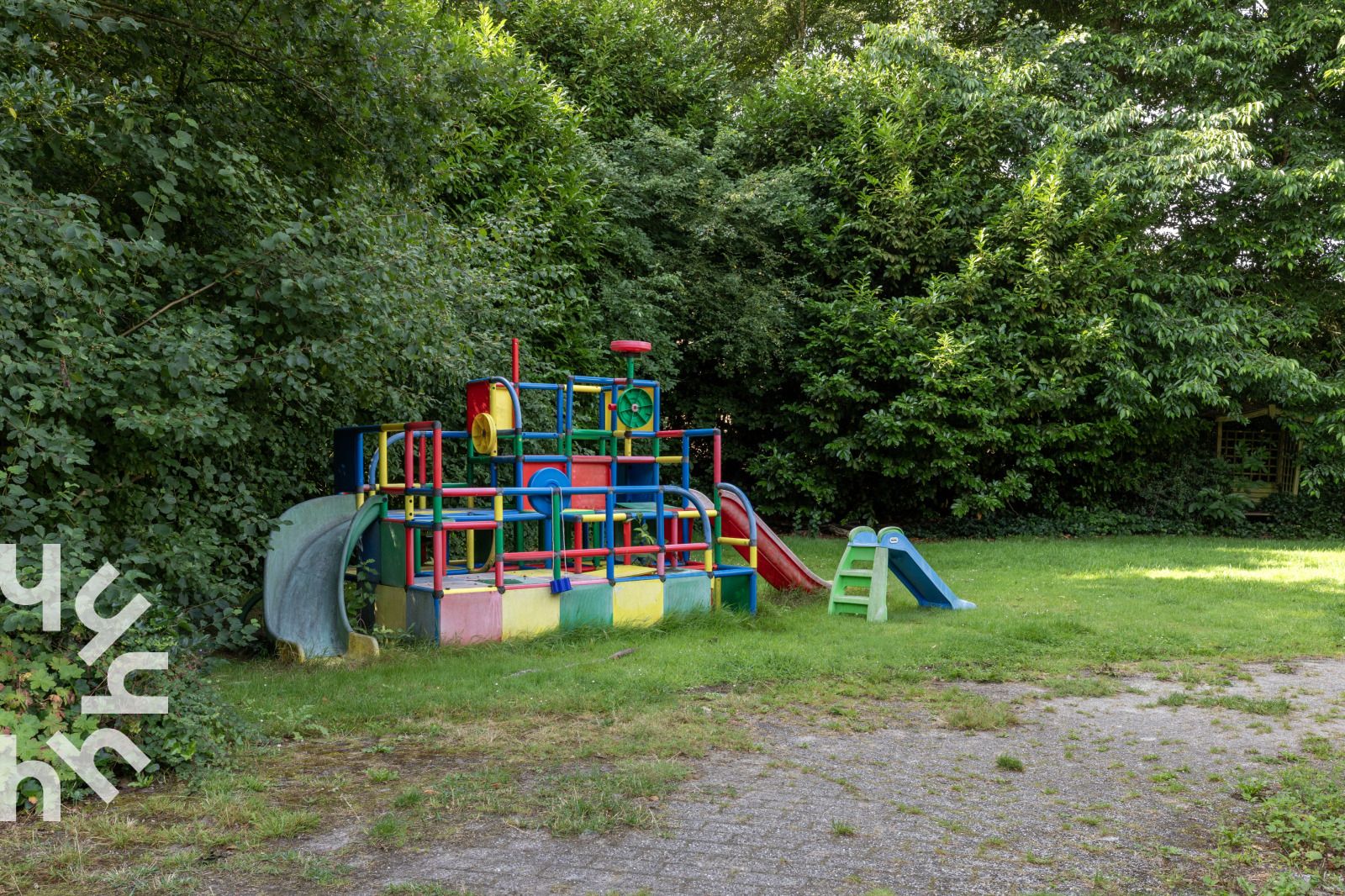 Helles Badezimmer mit Dachfenster im Ferienhaus DG184 Diever Suedwest Drenthe.