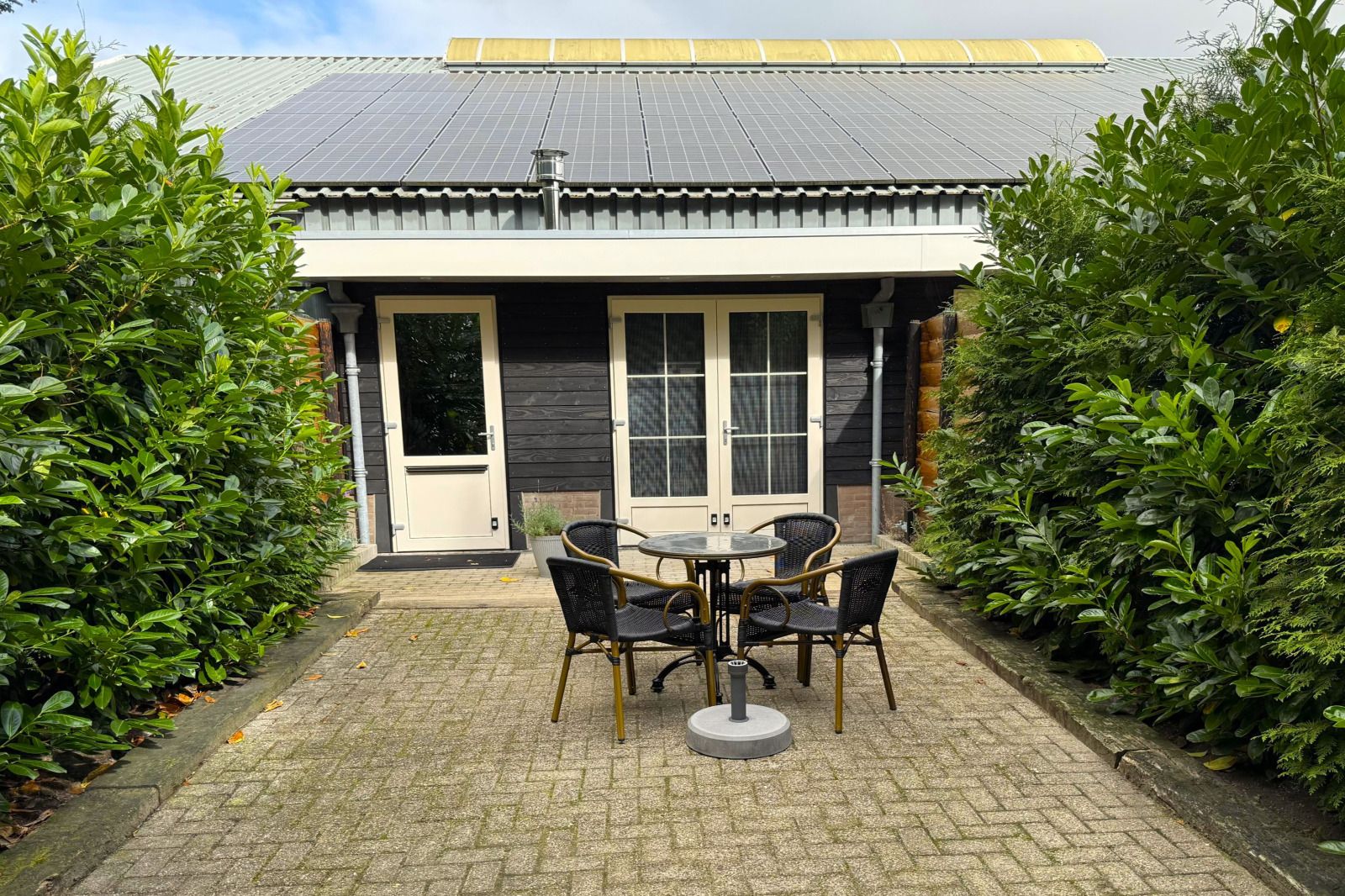 Ferienhaus DG2052 in Diever, Drenthe, mit sonniger Terrasse im Gruenen, ideal fuer entspannende Momente im Freien.