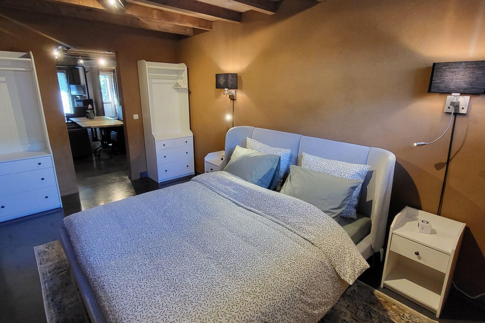 Geniessen Sie die Ruhe und die gruene Umgebung im Ferienhaus DG2052 in Diever, im Suedwesten von Drenthe, mit Blick auf die ueppige Natur und die Baeume.