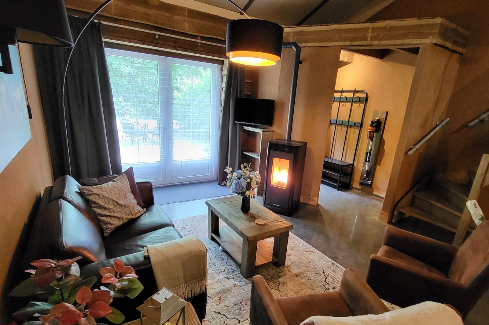 Gemuetliches Wohnzimmer des Ferienhauses DG2052 in Diever, Suedwest-Drenthe, mit bequemer Sitzecke und gemuetlichem Holzofen.