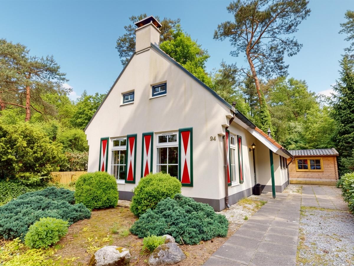 Vakantiehuis Borre Bos in Diever, Drenthe, omgeven door groene natuur en rustieke charme.