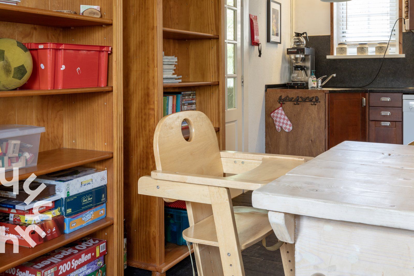 Eingang zum Ferienhaus DG053 in Diever, umgeben von viel Gruen.