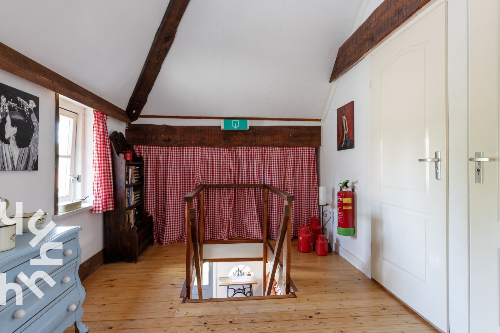 Gemuetliche Sitzecke in DG053, Diever mit Ledersofa und Kaminofen.