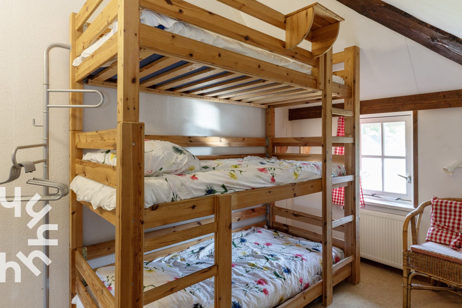 Obergeschoss von DG053, Diever mit Holzboden und dekorativen Details.