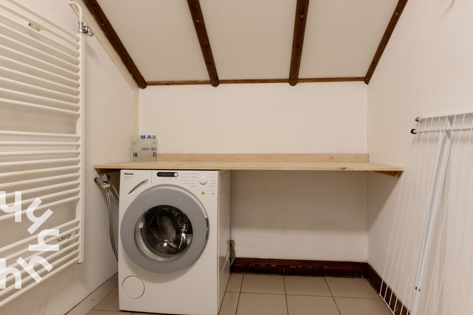 Eingang zur DG053, Diever mit Holzbank und Umgebungskarte.