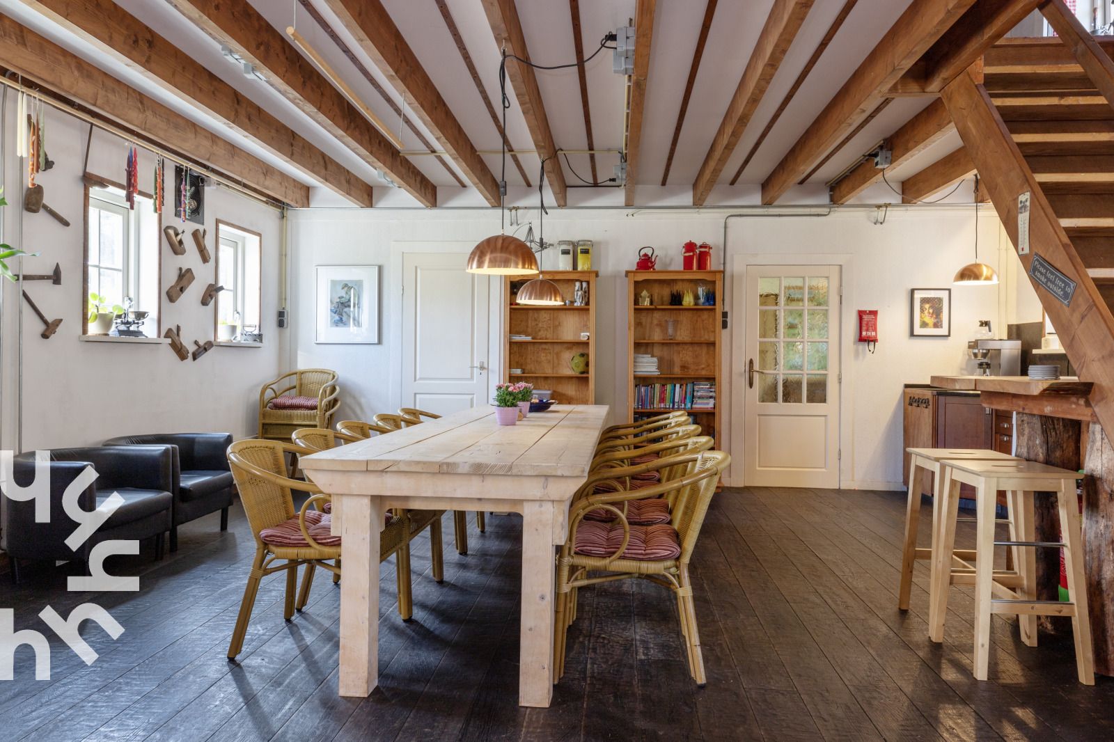 Kuechenecke in DG053, Diever mit modernen Geraeten und Holzverkleidung.