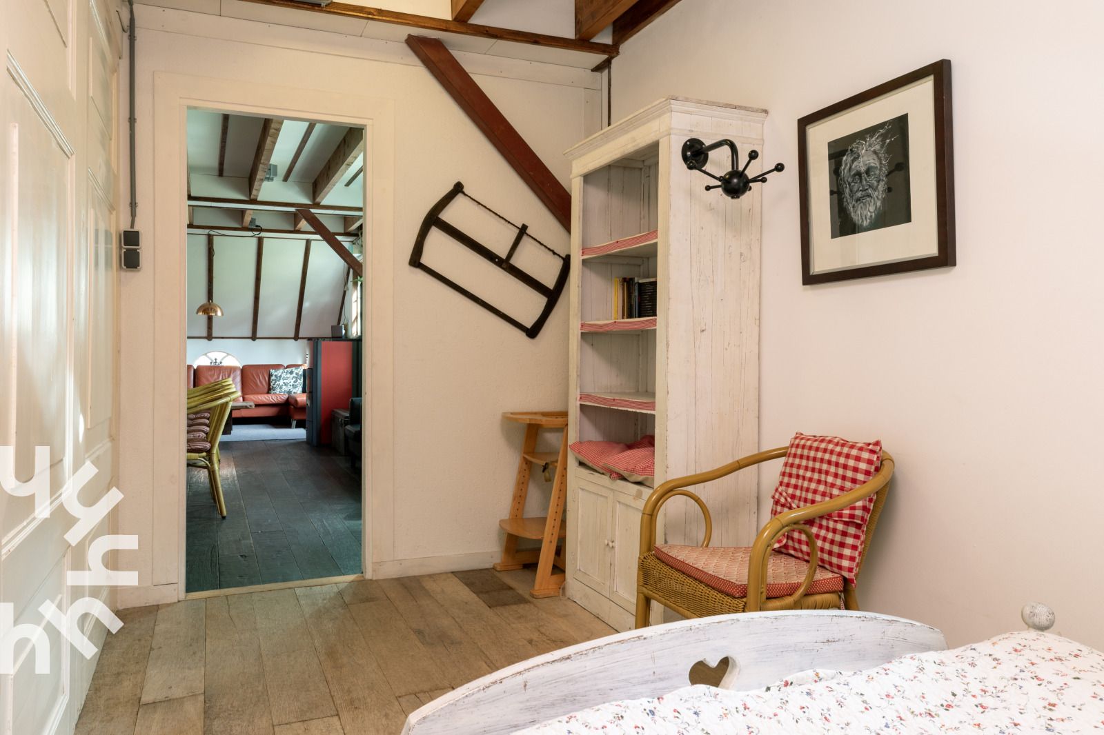 Familienzimmer in DG053, Diever mit mehreren Betten und Holzmoebeln.