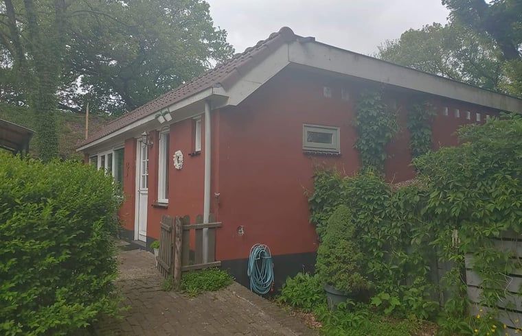Charmant vakantiehuis Huisje in Zuidwolde omgeven door groene natuur in Zuidwest Drenthe, perfect voor een rustige ontsnapping.