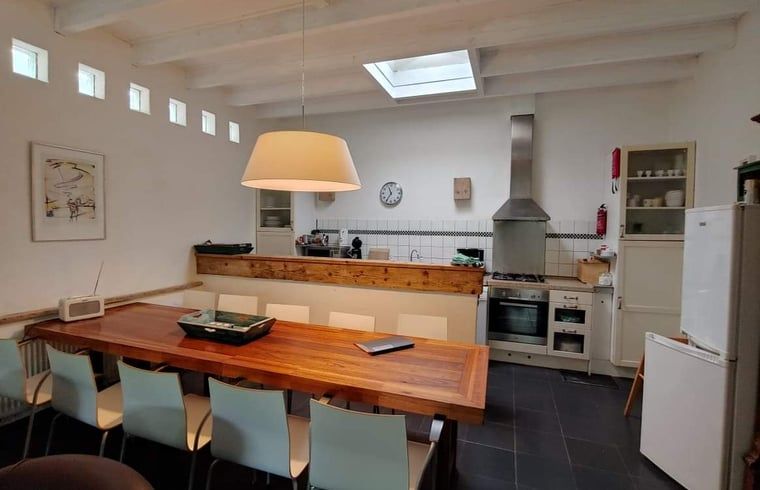 Ruime keuken in Huisje in Zuidwolde, een vakantiewoning in Drenthe, met moderne apparatuur en een gezellige eethoek.