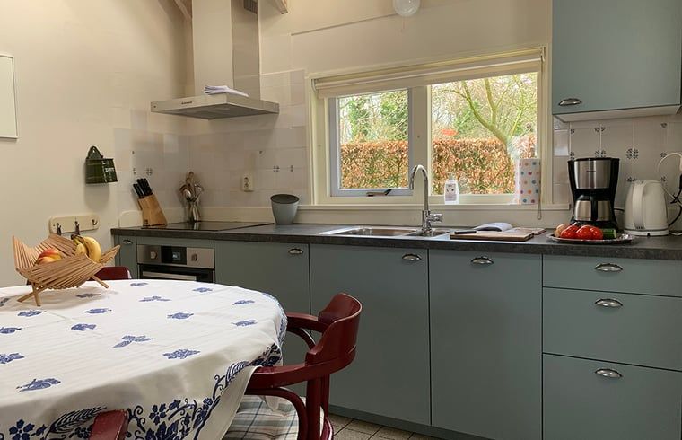 Gezellige keuken in Huisje in Zuidwolde, vakantiehuis in Drenthe met moderne voorzieningen.