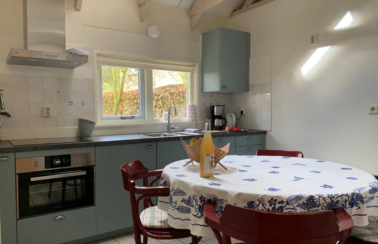 Eethoek in Huisje in Zuidwolde, vakantiehuis in Zuidwolde met uitzicht op de tuin.