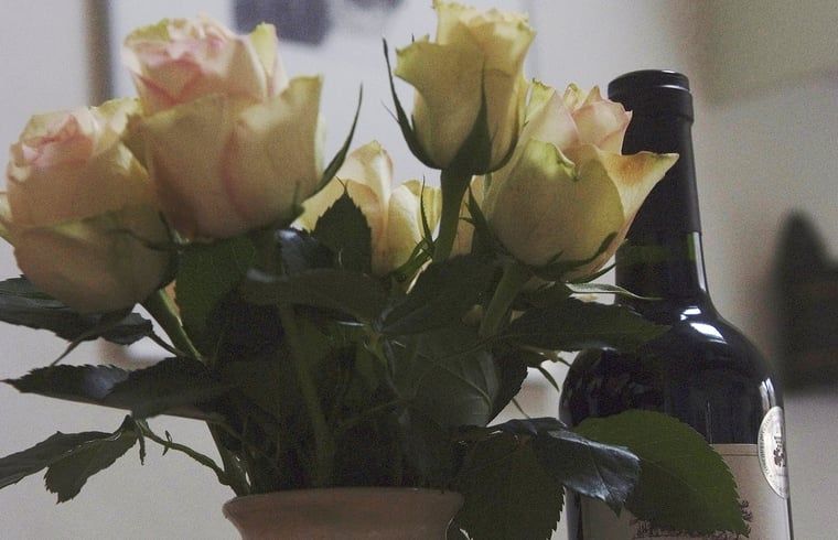 Decoratieve bloemen en wijn in Huisje in Zuidwolde, vakantiehuis in Drenthe.