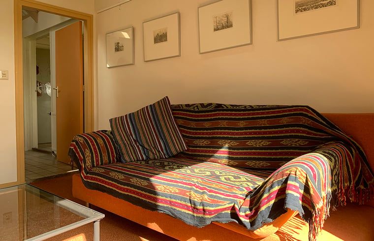 Comfortabele bank in Huisje in Zuidwolde, vakantiehuis in Drenthe met warme inrichting.