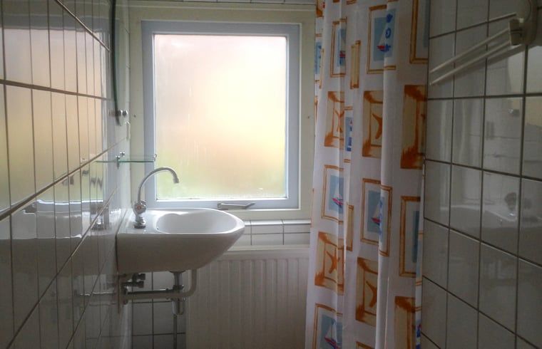 Functionele badkamer in Huisje in Zuidwolde, vakantiehuis in Drenthe met moderne faciliteiten.